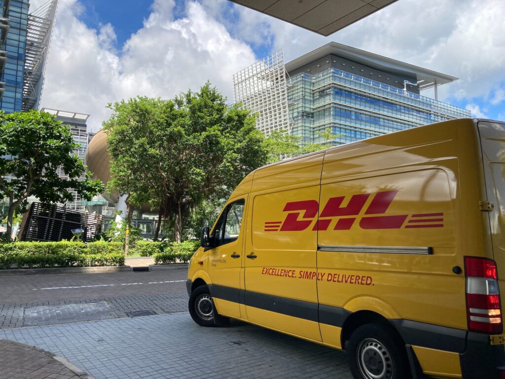 DHL online shopping delivering